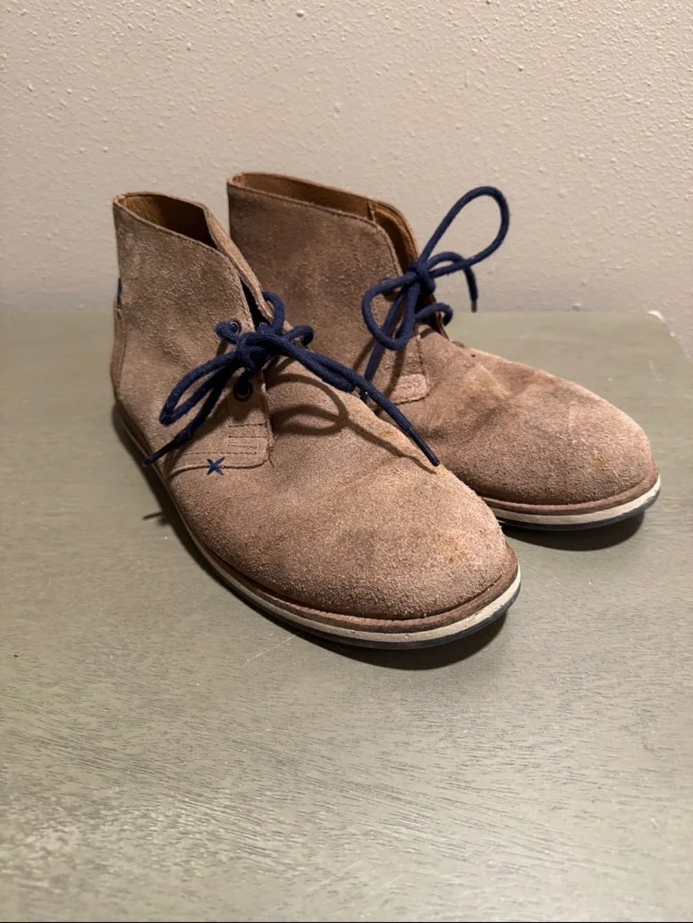 Hari Mari Men's Suede Chukka Boots in Taupe with Navy Laces size 9